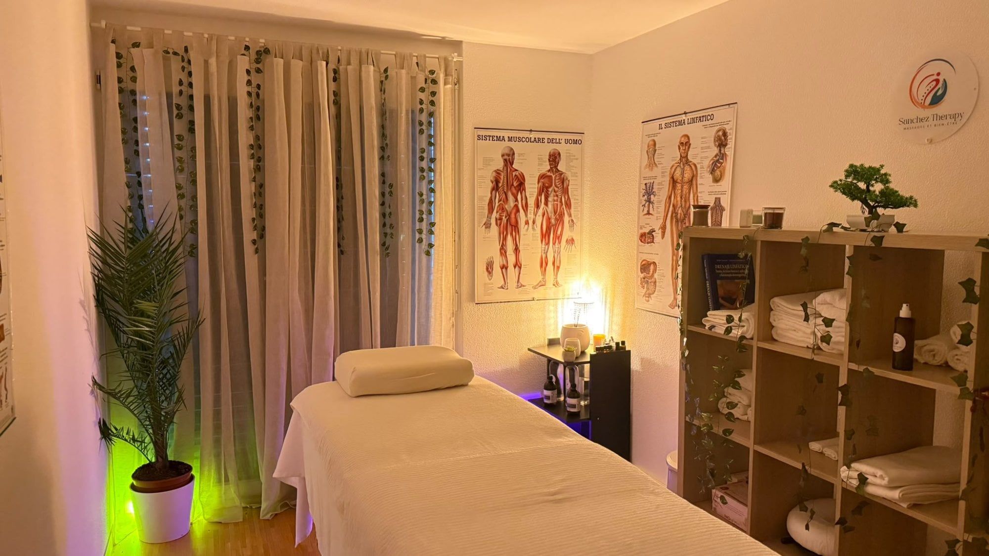 Cabinet de massage Sanchez Therapy à Nyon : table de massage, rideaux clairs et lumière chaude