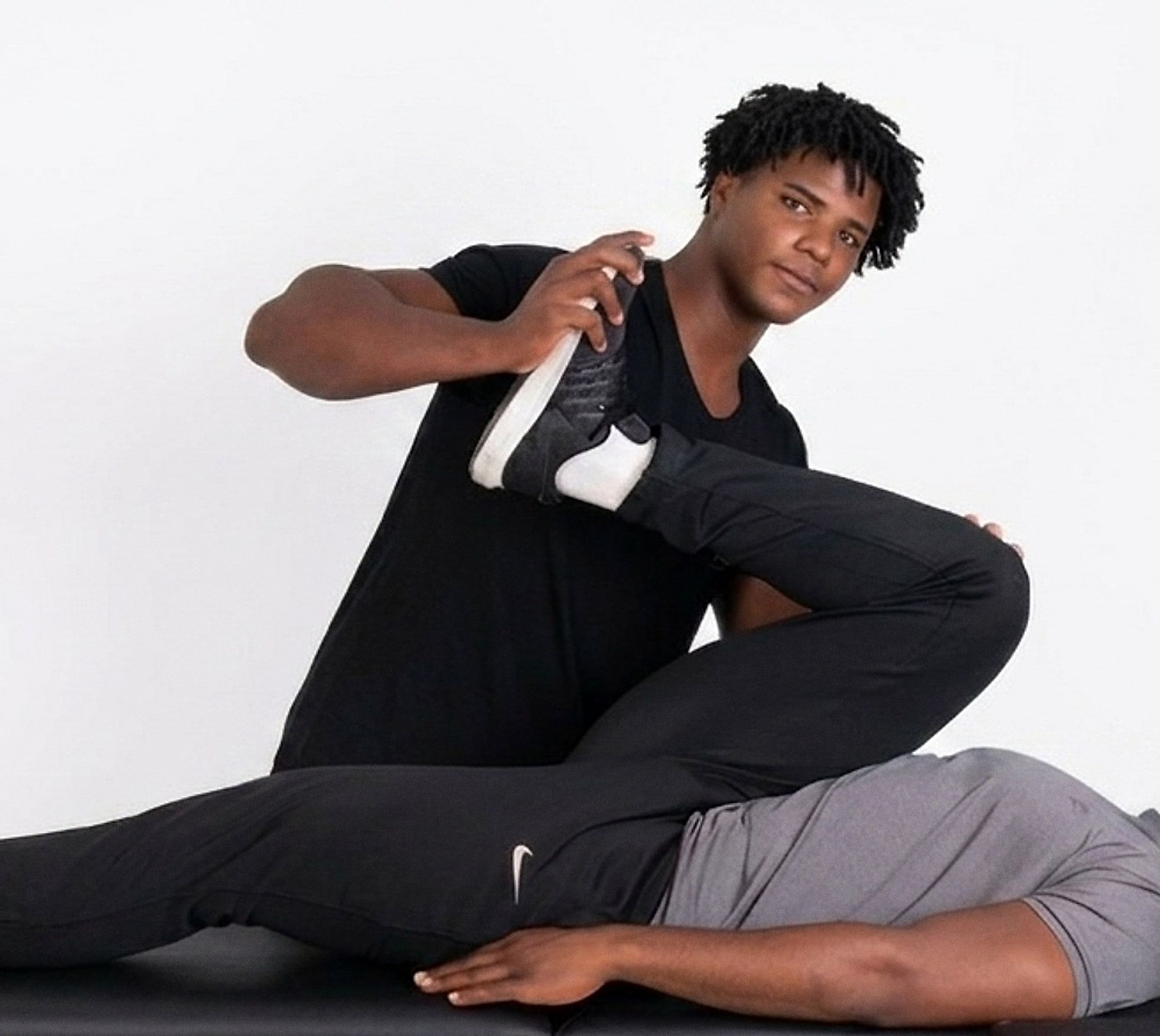 Natanael Sanchez, massothérapeute et lymphothérapeute à Nyon, mobilise la jambe d’un client lors d’un massage sportif