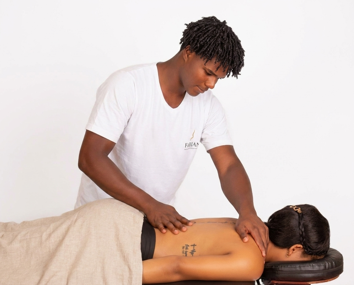 Les mains de Natanael Sanchez, masseur professionnel à Nyon, sur le dos d’une personne lors d’un massage thérapeutique